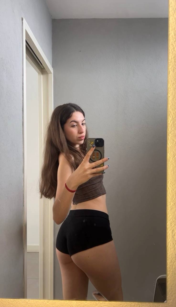 Amber in her underwear in Guarulhuis