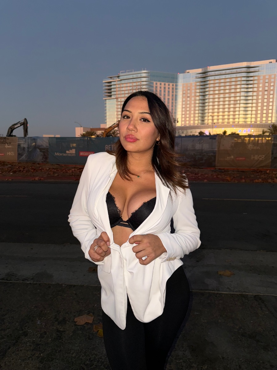 Take a pause and enjoy Ali Cruz — streaming from Guarulhuis