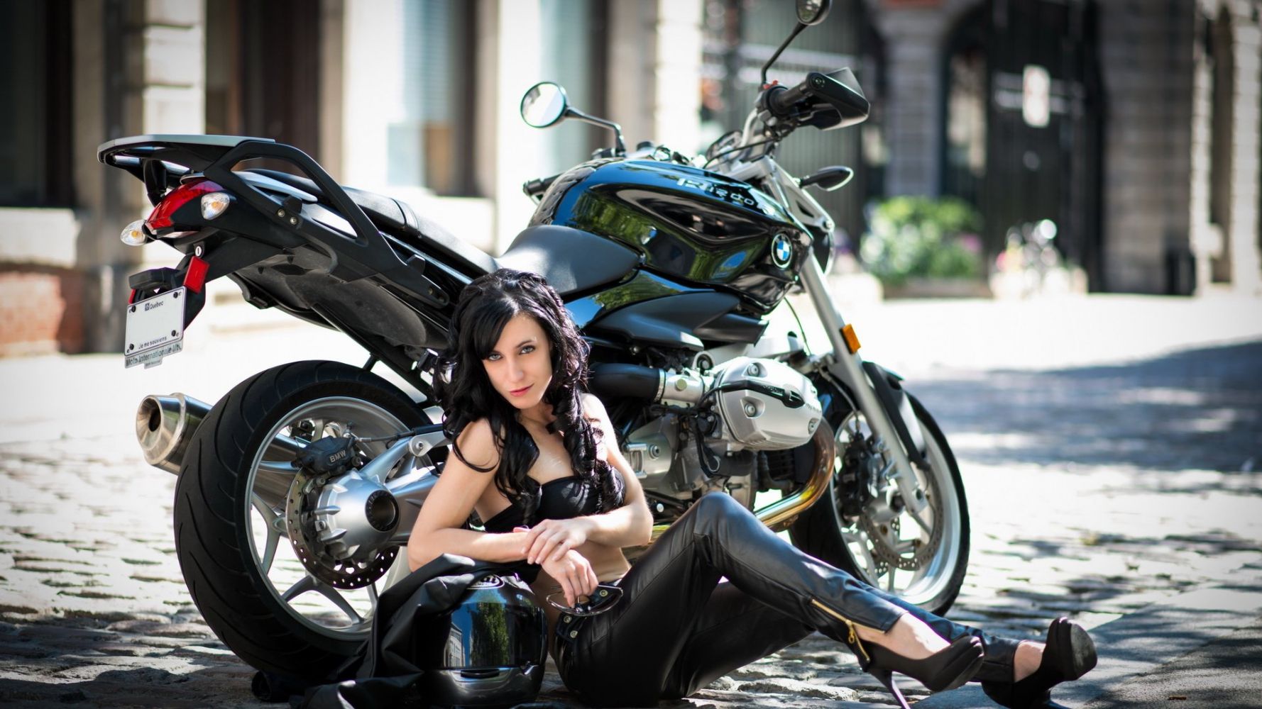 European women on bikes in Guarulhuis