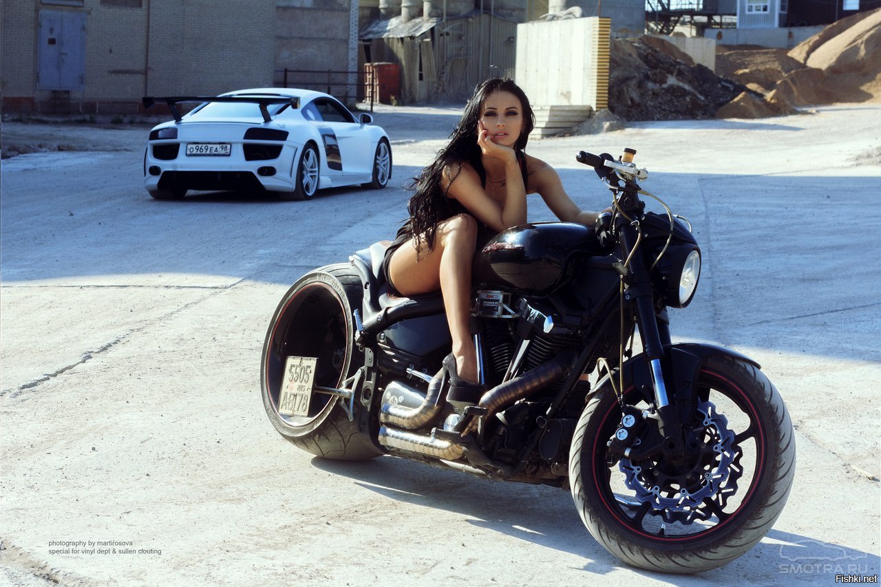 Sexy model Brunettes on a motorcycle in Guarulhuis