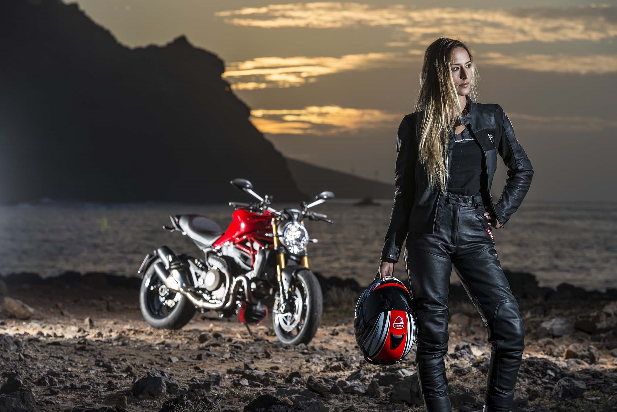 Beautiful girls and motorcycles in Guarulhuis