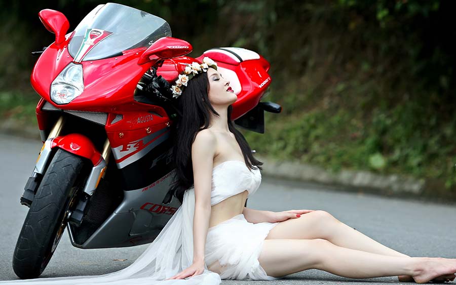 Beautiful girls and motorcycles in Guarulhuis