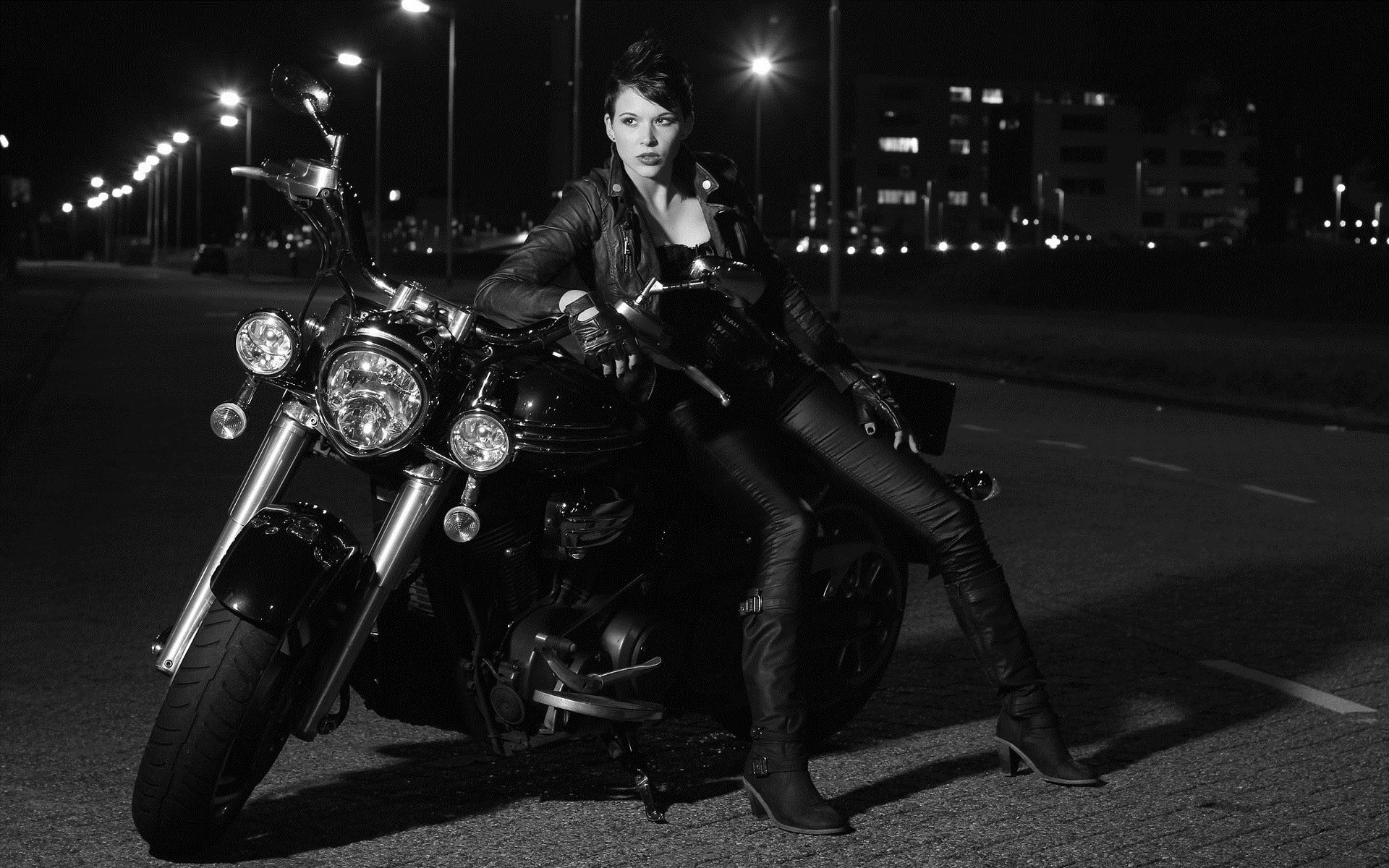 Photo Beautiful girls and motorcycles in Guarulhuis