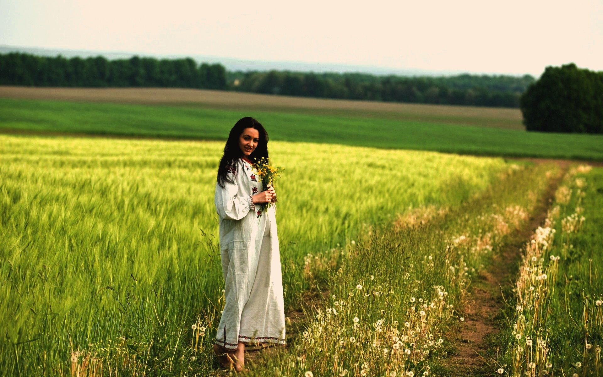 Women in Slavic costumes in Guarulhuis