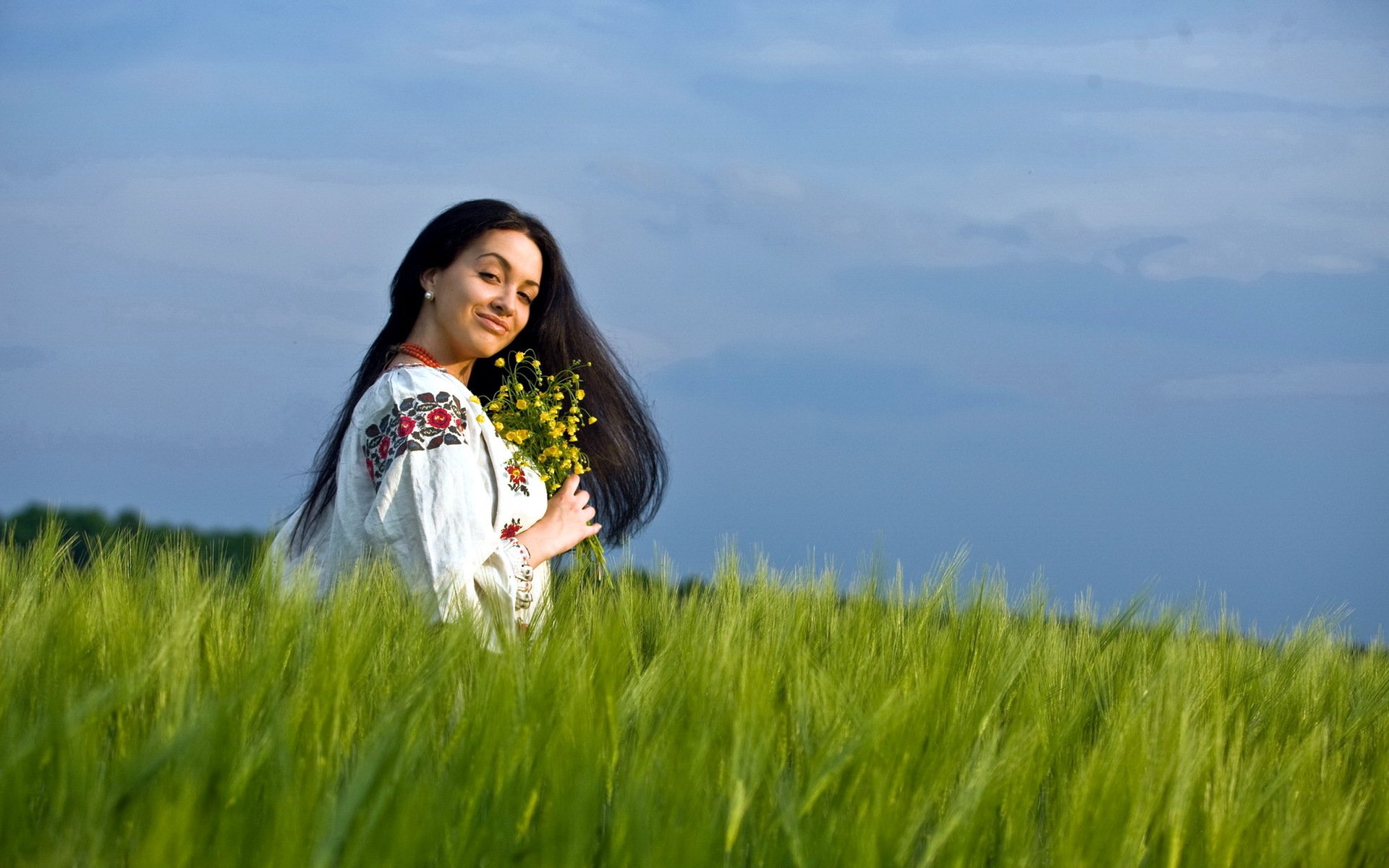 Girls in Slavic costumes in Guarulhuis