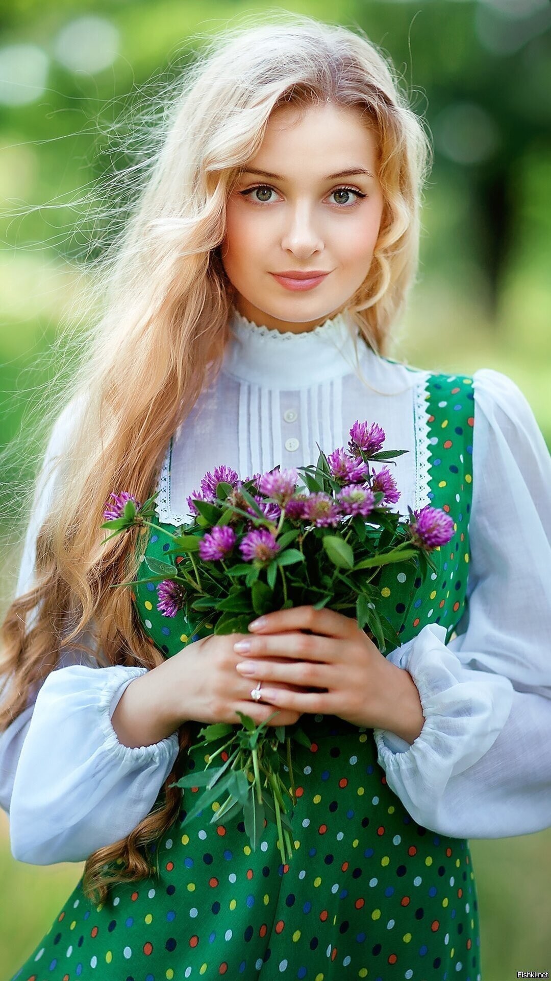 Girls in Slavic costumes in Guarulhuis