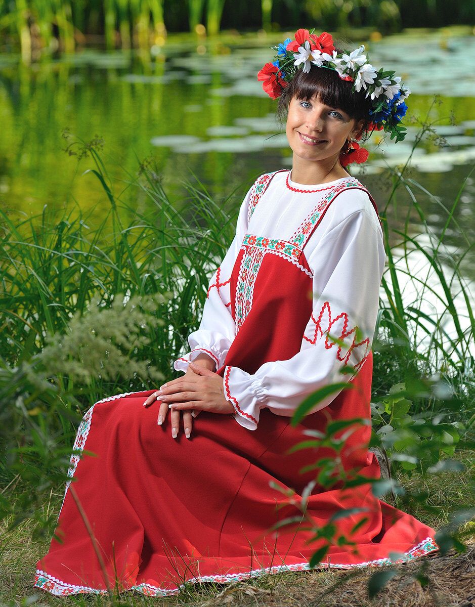 Beautiful girl Girls in Slavic costumes in Guarulhuis