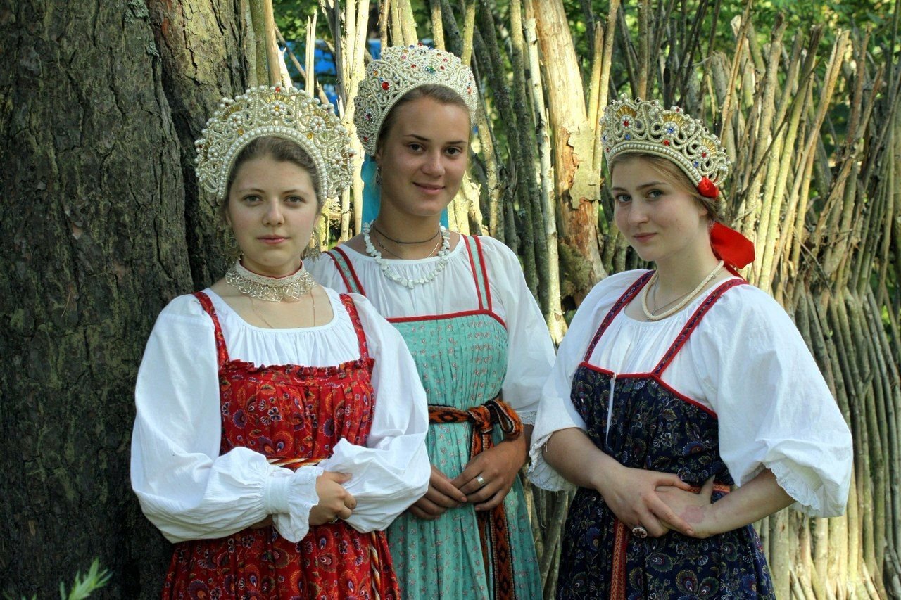 Sexy model Girls in Slavic costumes in Guarulhuis